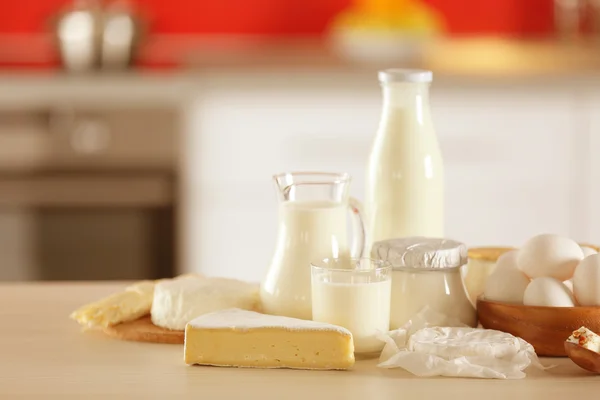 Produits laitiers sur table — Photo