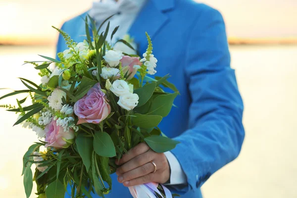 Groom avec beau bouquet — Photo