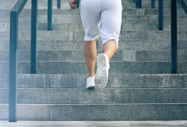 Homme courant dans les escaliers — Photo