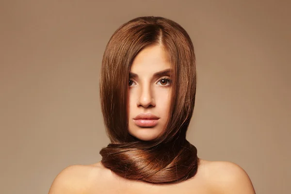 Junge Frau mit gesundem Haar — Stockfoto