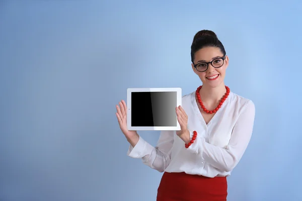 Frau hält Tablet in der Hand — Stockfoto