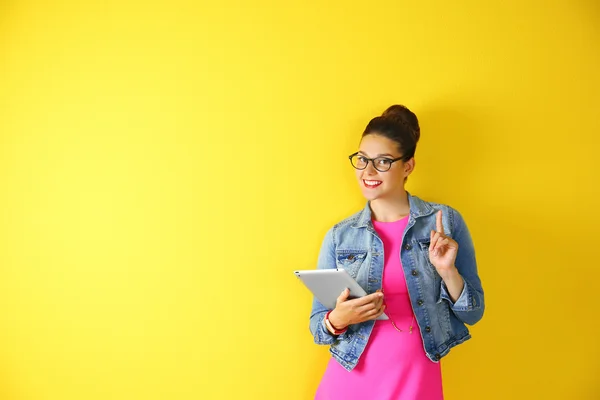 Frau hält Tablet in der Hand — Stockfoto