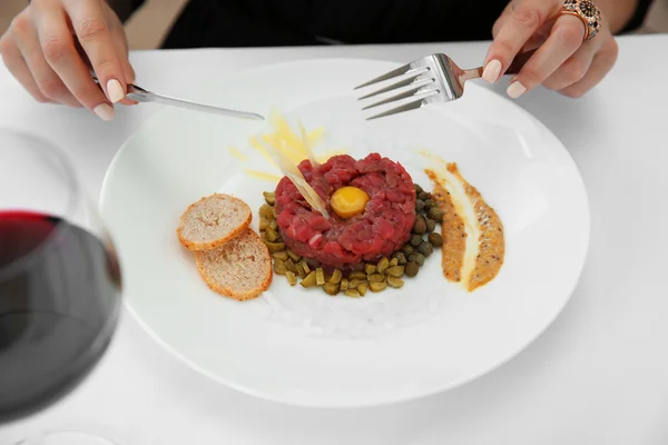 Mujer comiendo tartar de ternera — Foto de Stock