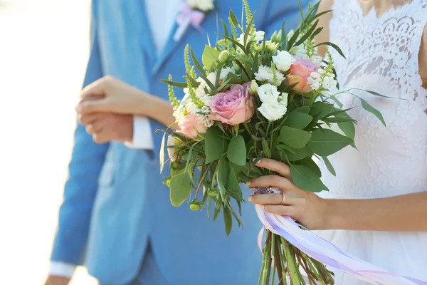 Verheugd huwelijksfeest paar — Stockfoto