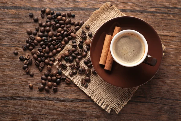 Taza de café en la mesa —  Fotos de Stock