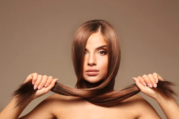 Jonge vrouw met gezond haar — Stockfoto