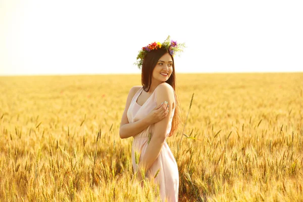 Beautiful girl in field — Stock Photo, Image