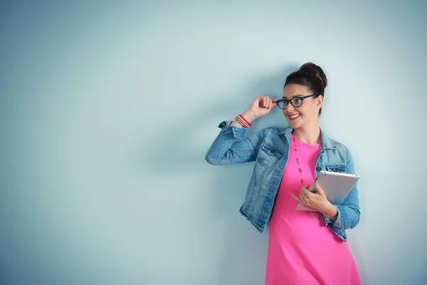 Frau hält Tablet in der Hand — Stockfoto