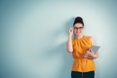 kadın holding tablet