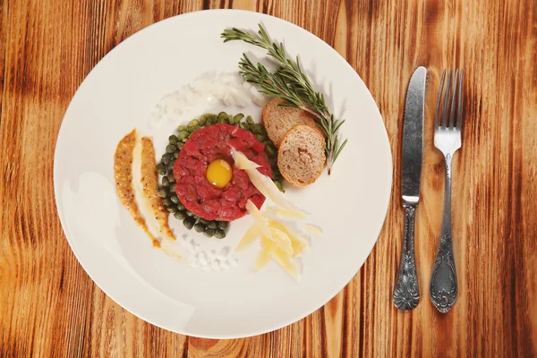 Carne de res tártara en plato —  Fotos de Stock