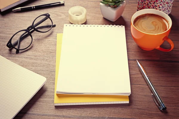 Material de escritório na mesa — Fotografia de Stock