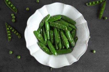 Beyaz tabak içinde taze bezelye