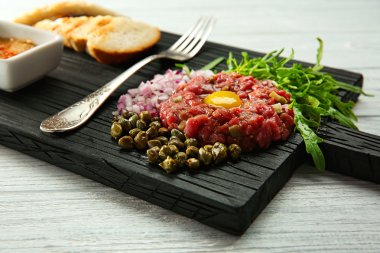 Biftek tartar doğranmış soğan ile