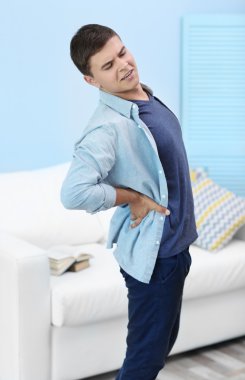 Mutsuz adam evde sırt ağrısı çekiyor.