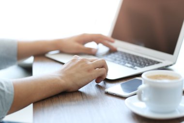 Dizüstü bilgisayarda çalışan iş adamı 