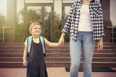 alarak kızını okula