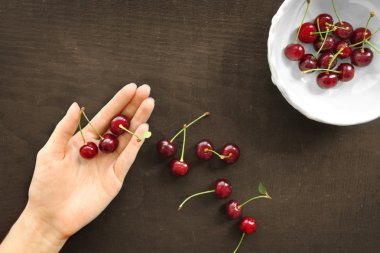 İnsan eli holding kiraz