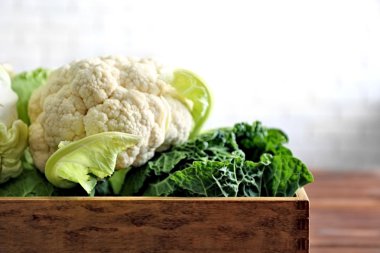 Ahşap sandık taze lahana 