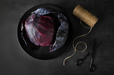 Plaka üzerinde taze kırmızı lahana