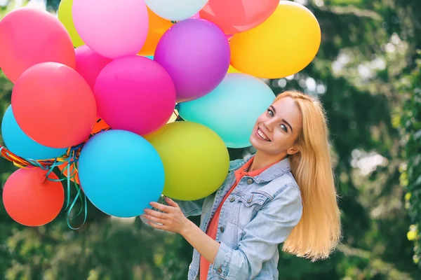 Красивая женщина с воздушными шарами — стоковое фото
