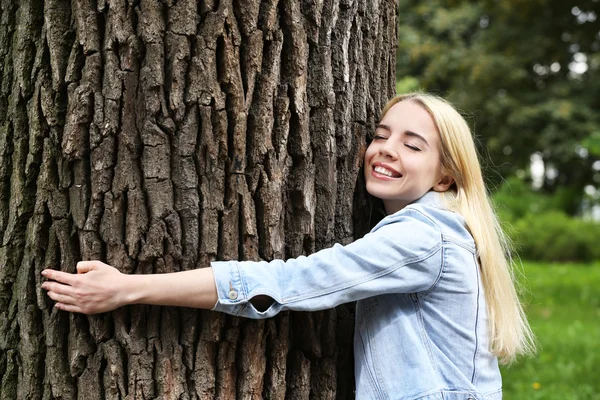 Vrouw knuffelen grote boom — Stockfoto