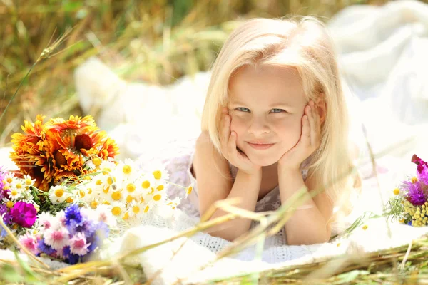 Petite fille avec bouquet — Photo