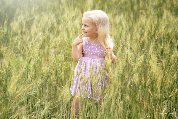 Kleines Mädchen mit Blumenstrauß — Stockfoto