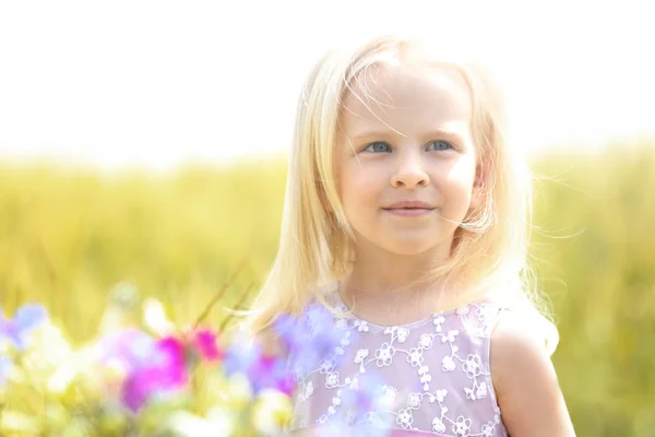 Petite fille avec bouquet — Photo