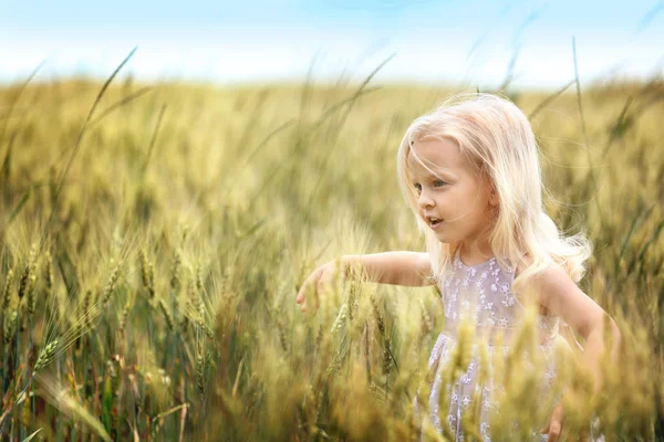 Bambina con bouquet — Foto Stock