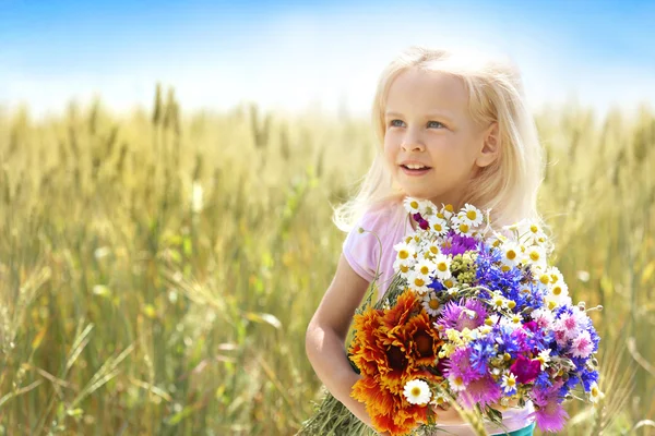 Kleines Mädchen mit Blumenstrauß — Stockfoto