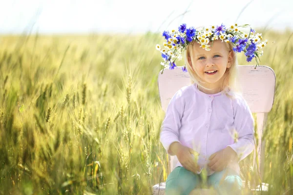 Malá dívka s kyticí — Stock fotografie