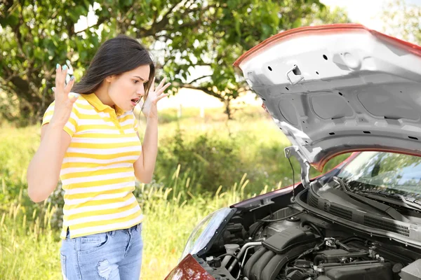 Vrouw stond in de buurt van gebroken auto — Stockfoto