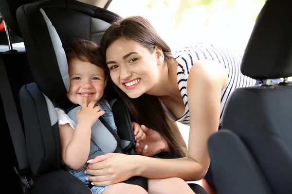Mãe e criança no carro — Fotografia de Stock