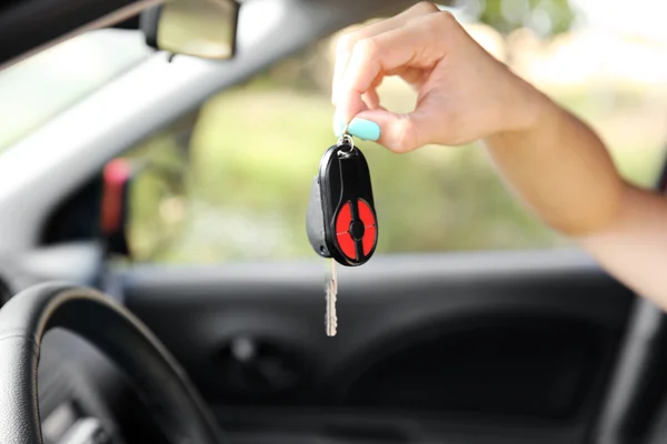 Mulher segurando chave do carro — Fotografia de Stock