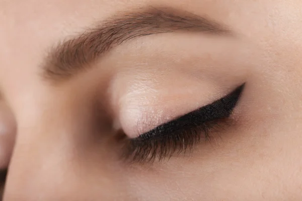 Giovane donna con il trucco, primo piano — Foto Stock