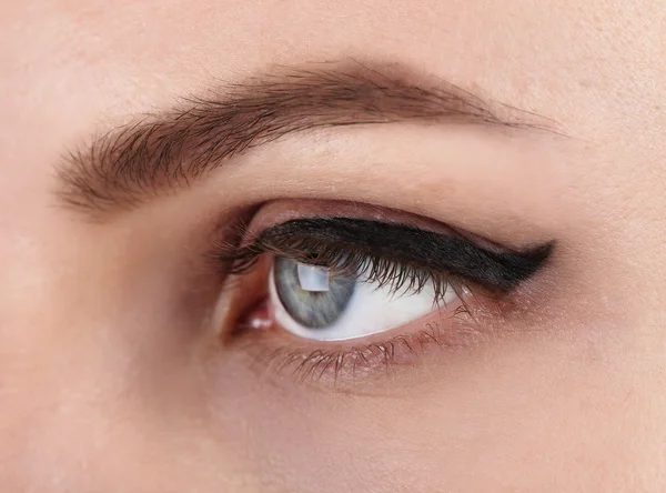 Mujer joven con maquillaje, primer plano — Foto de Stock