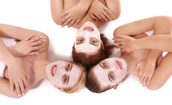 Mulheres relaxantes com máscaras faciais — Fotografia de Stock