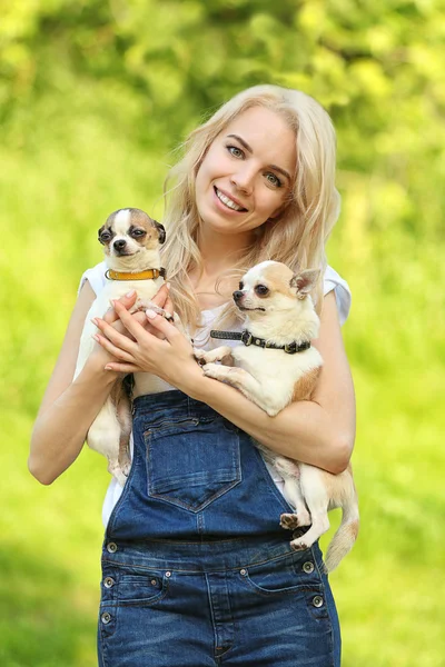 Kadın holding tüylü köpekler — Stok fotoğraf