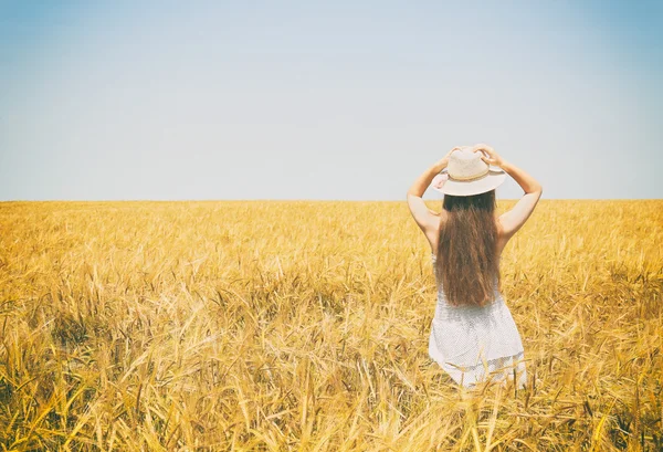 Jonge vrouw genieten van de natuur — Stockfoto