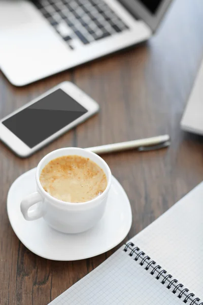 Café al lado del teléfono inteligente —  Fotos de Stock