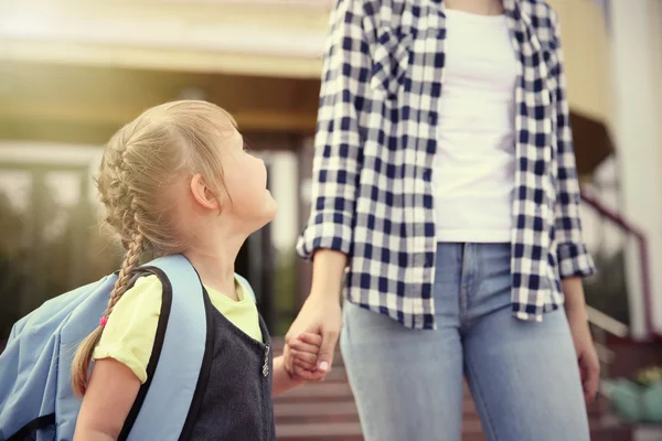 Moeder Neemt Dochter Mee Naar School — Stockfoto