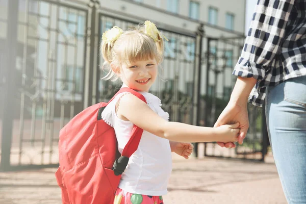 Madre Prendere Figlia Scuola — Foto Stock