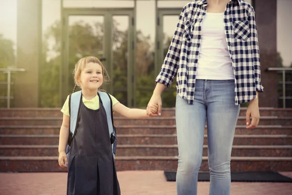 Portando la figlia a scuola — Foto Stock