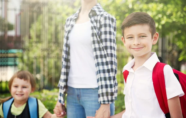 Madre che porta i bambini a scuola — Foto Stock