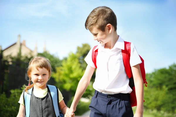 Irmão levando irmã para a escola — Fotografia de Stock