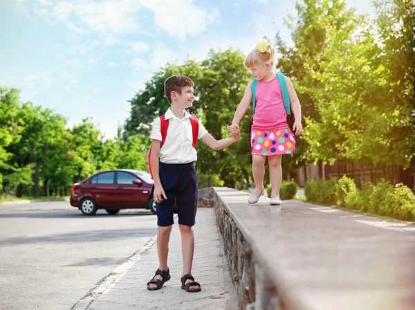 Irmão levando irmã para a escola — Fotografia de Stock