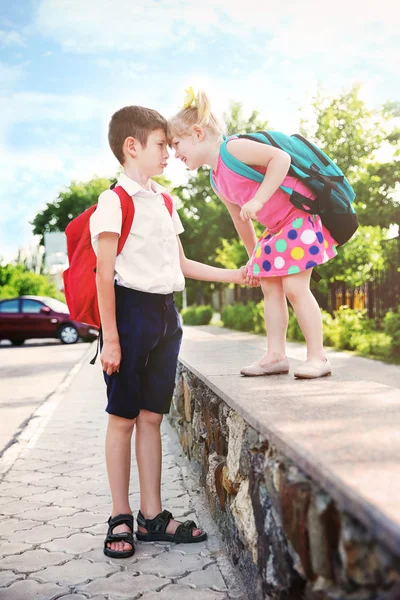 Fratello prendere sorella a scuola — Foto Stock