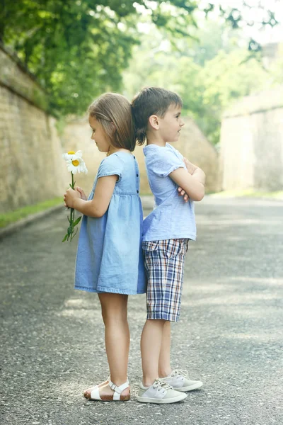 Kleine Freundliche Kinder Auf Der Straße — Stockfoto