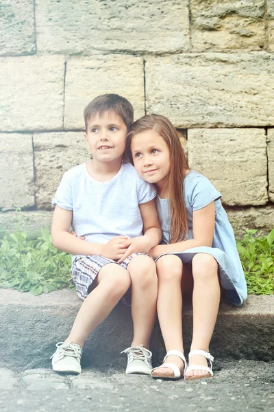 Pequeños Niños Amigables Calle — Foto de Stock