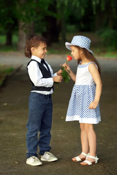 Kleine romantische Kinder — Stockfoto